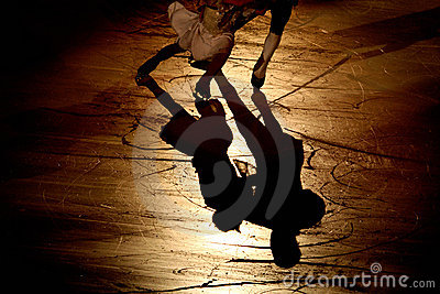 skating-silhouette-people-dancing-ice-22837508.jpg
